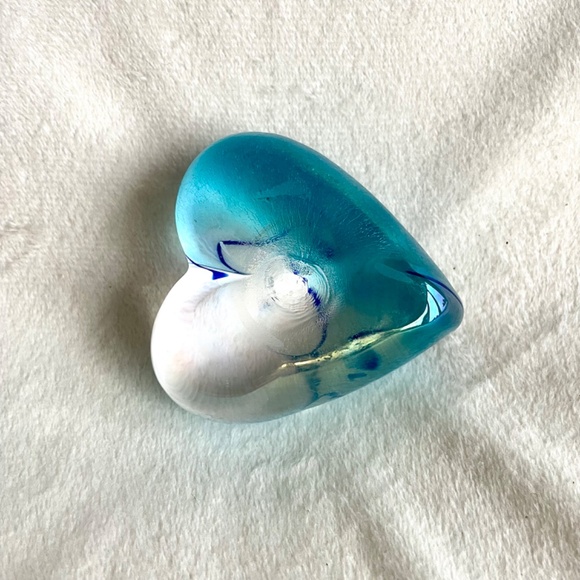 Heart-shaped Glass Paperweight - Picture 6 of 14